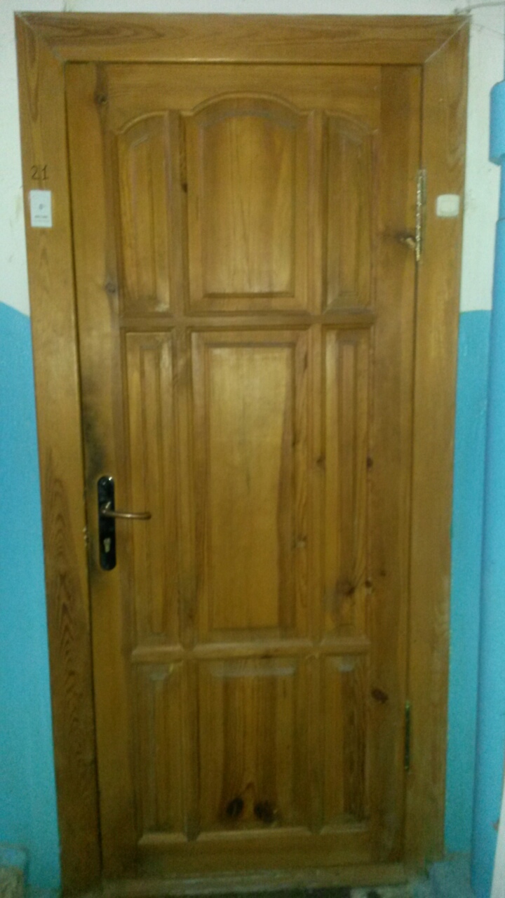 Купить деревянную дверь б у. Двери из массива карельской березы. Б У двери входные деревянные. Дверь входная массив сосны б/у. Двери деревянные б у.