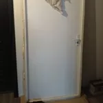 Новая тяжелая входная дверь из дерева