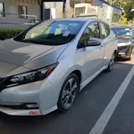 Nissan Leaf SV 2018 серебристый металлик