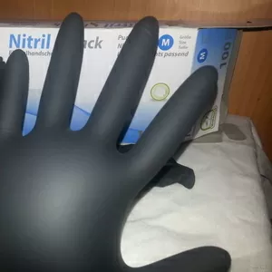 Продаю перчатки черные,  нитриловые,  неопудренные,  немецкие