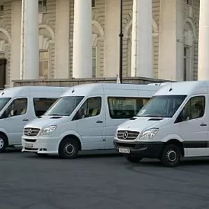 Аккуратный микроавтобус ждет пассажиров в Минске