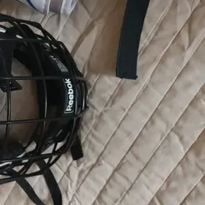 Коньки хоккейные шлем наколенники и нарукавники