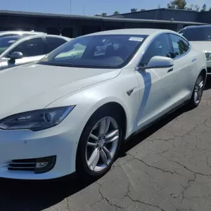 Tesla,  S 60,  2014,  белый. Запас хода от 350 км