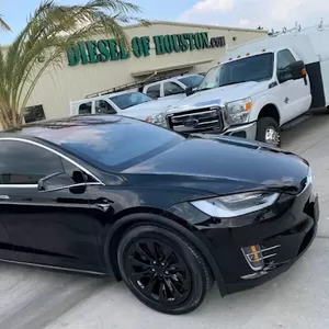 Tesla,  X 75D,  2015. Запас хода от 400 км.