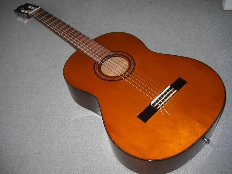 Продаю полноразмерную классическую гитару YAMAHA C40