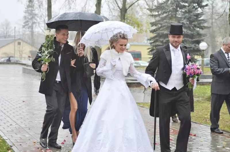 свадебные наряды -невесте платье, жениху смокинг и фрак 37