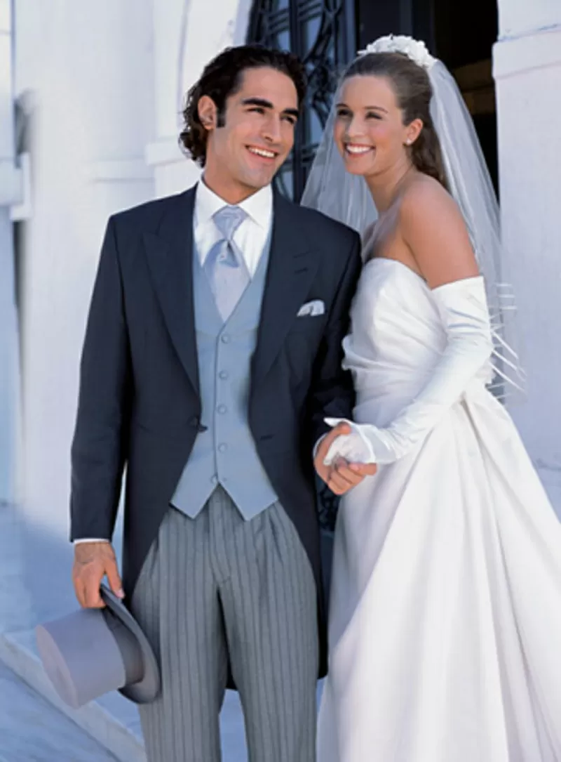 свадебные наряды -невесте платье, жениху смокинг и фрак 38