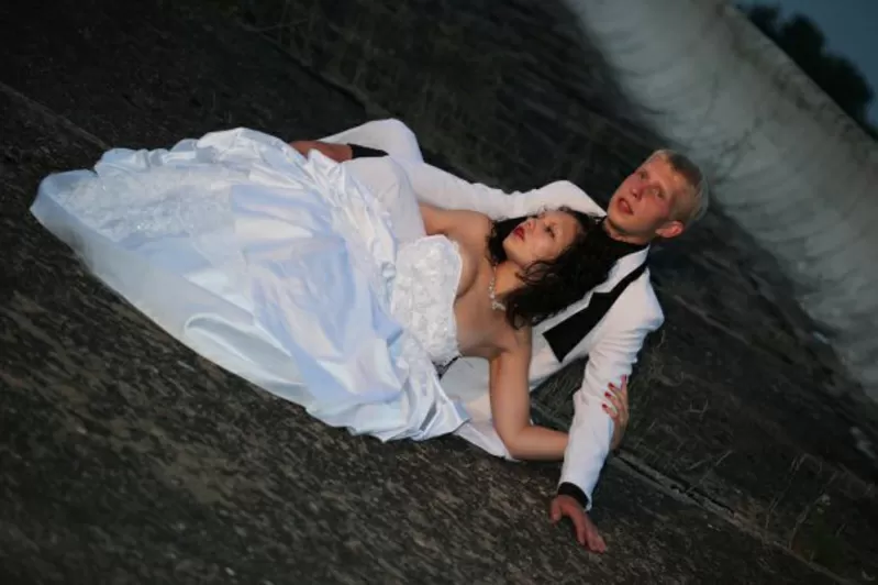 свадебные наряды -невесте платье, жениху смокинг и фрак 39