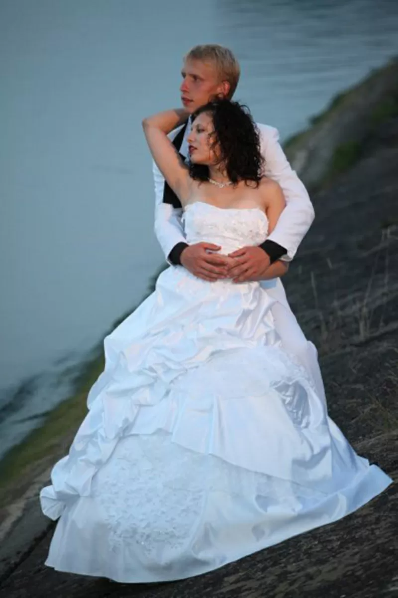 свадебные наряды -невесте платье, жениху смокинг и фрак 40