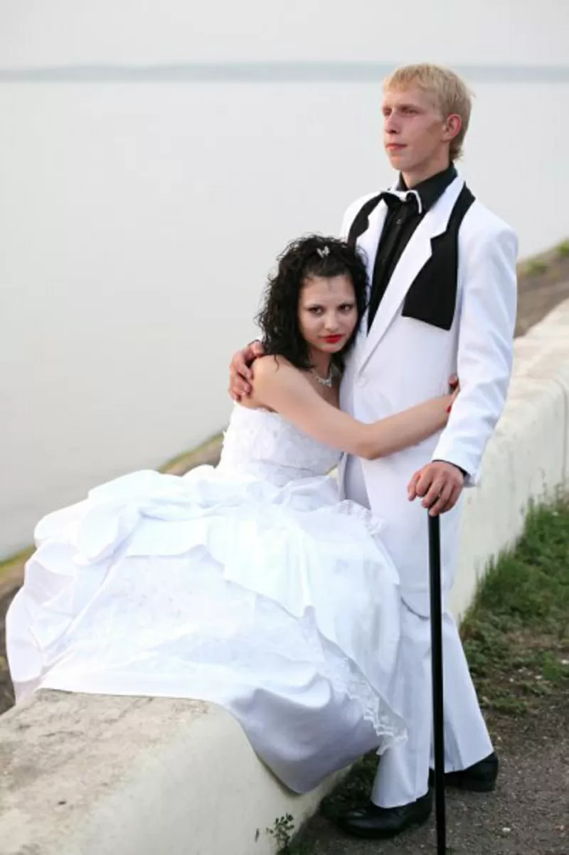 свадебные наряды -невесте платье, жениху смокинг и фрак 41
