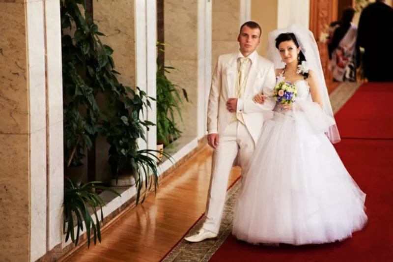свадебные наряды -невесте платье, жениху смокинг и фрак 42