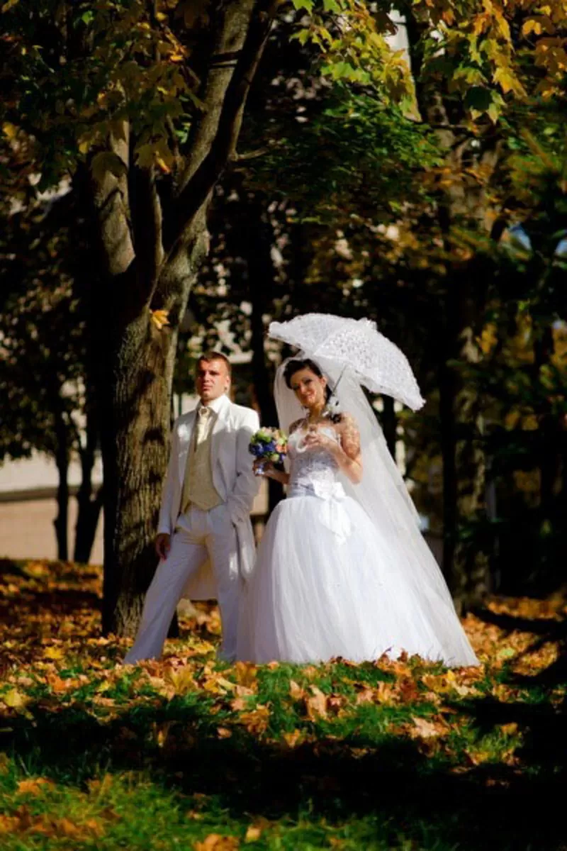 свадебные наряды -невесте платье, жениху смокинг и фрак 43