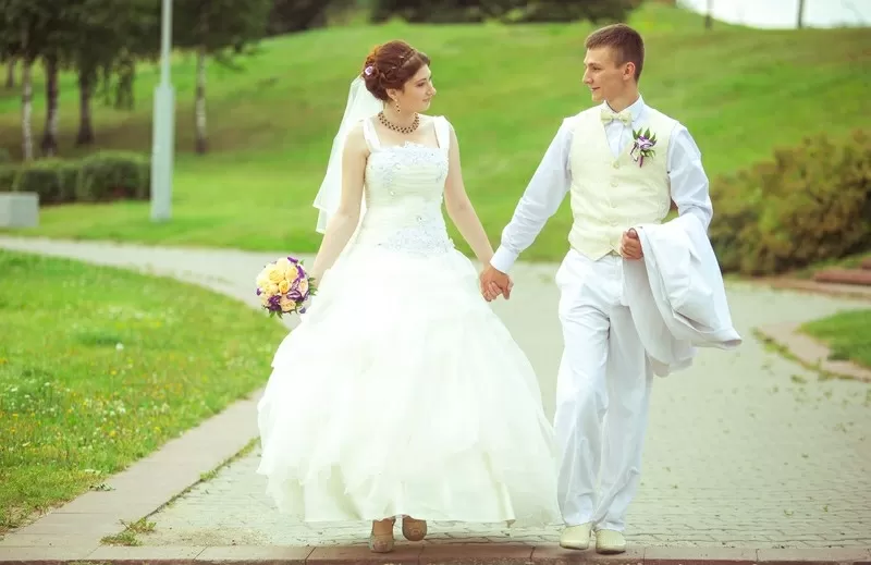 свадебные наряды -невесте платье, жениху смокинг и фрак 45