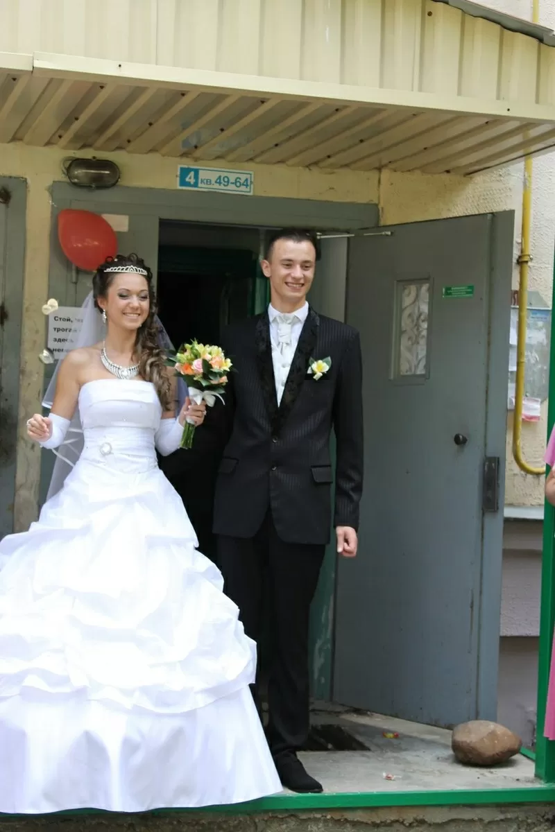 свадебные наряды -невесте платье, жениху смокинг и фрак 46