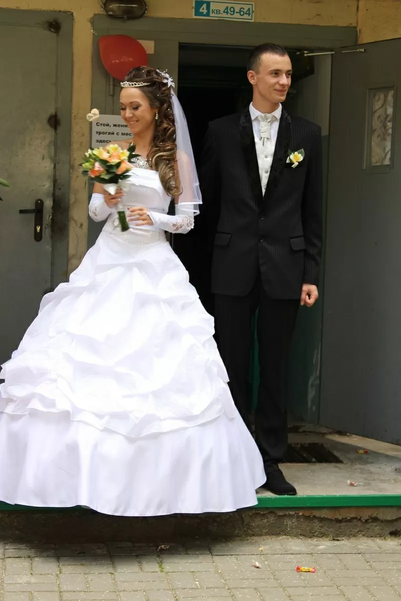 свадебные наряды -невесте платье, жениху смокинг и фрак 48