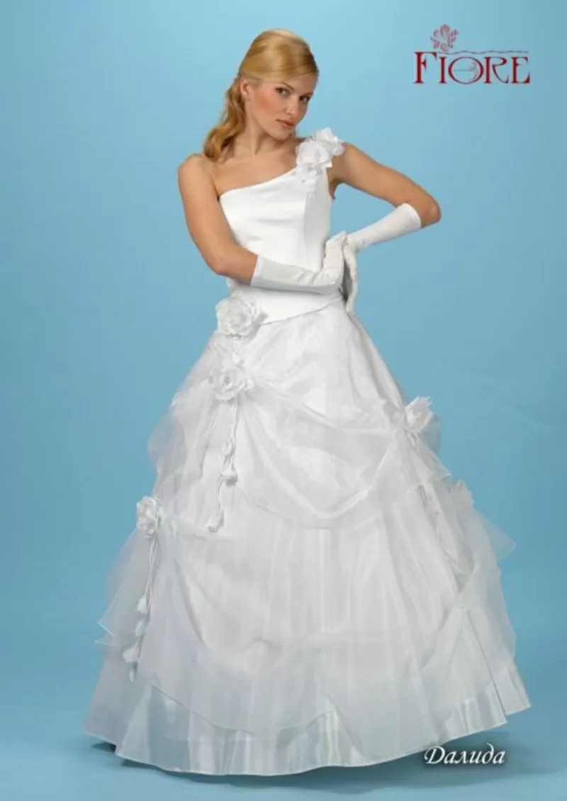 свадебные наряды -невесте платье, жениху смокинг и фрак 50