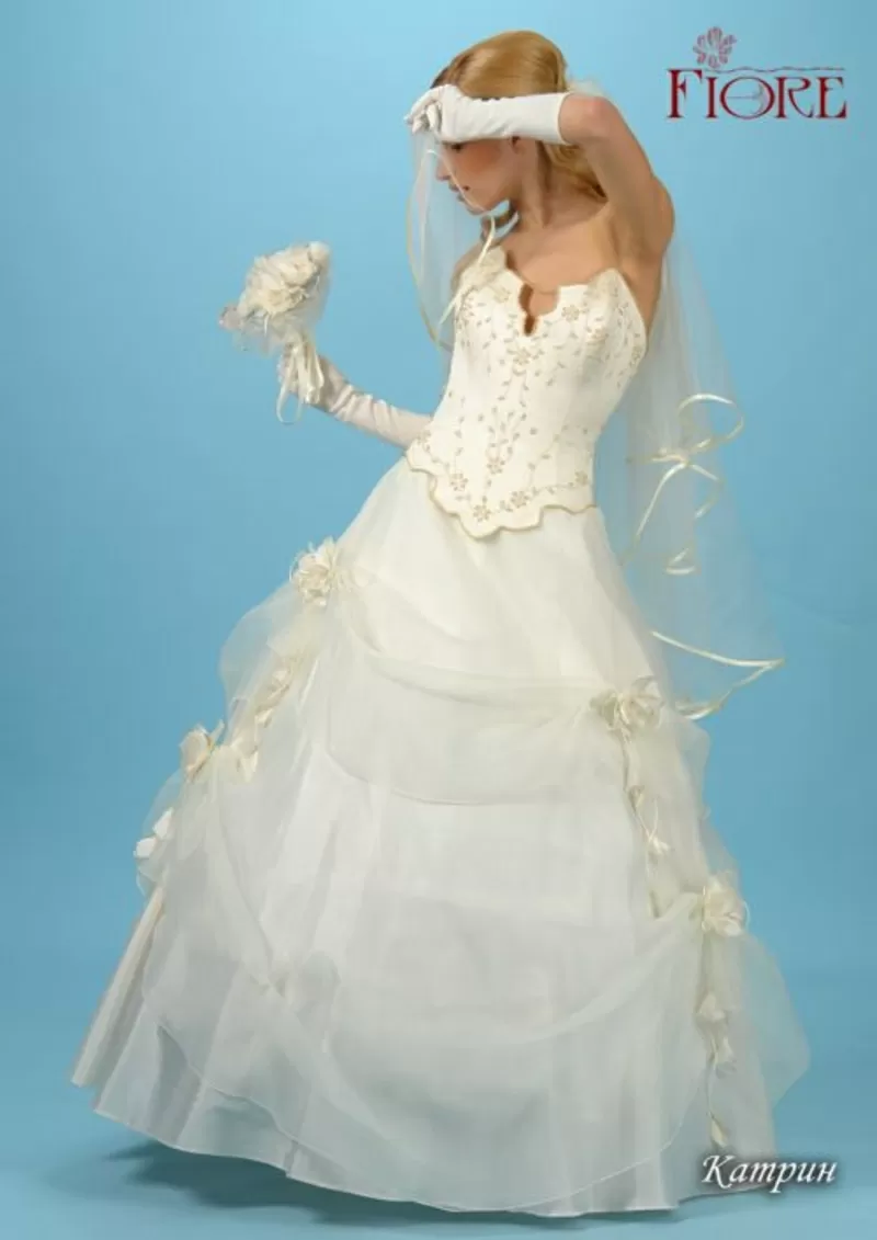 свадебные наряды -невесте платье, жениху смокинг и фрак 18
