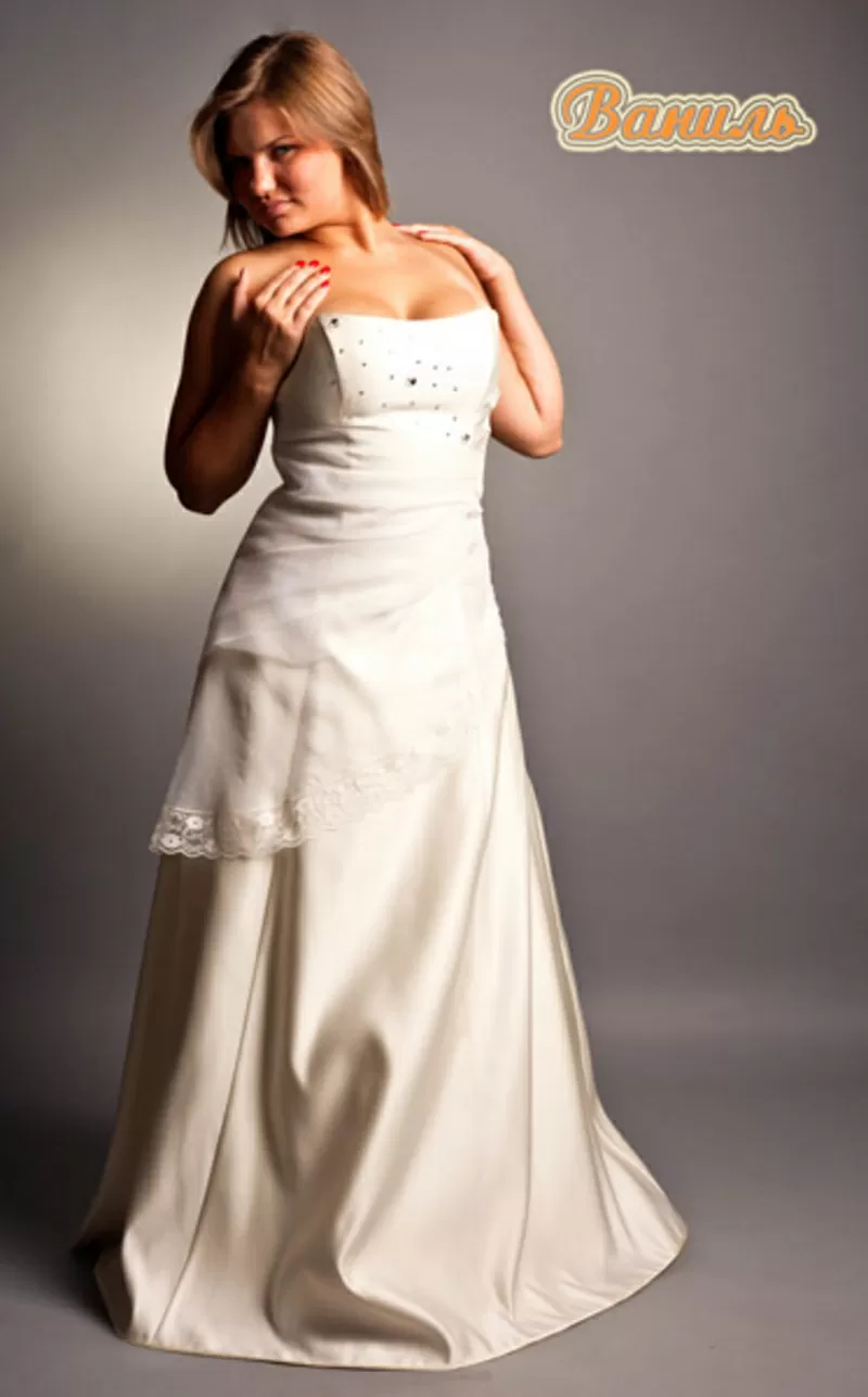 свадебные наряды -невесте платье, жениху смокинг и фрак 76