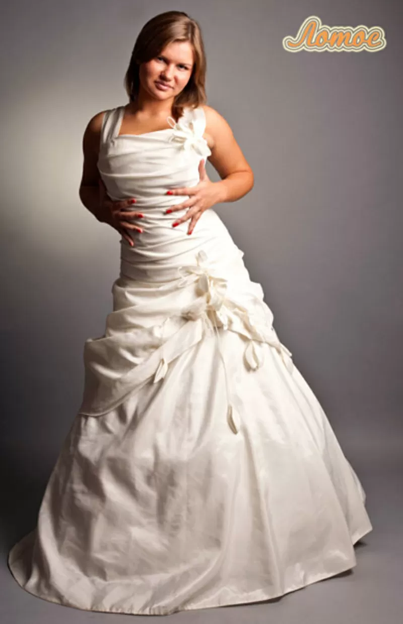 свадебные наряды -невесте платье, жениху смокинг и фрак 84