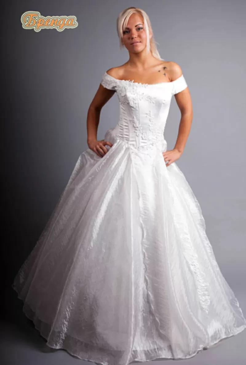 свадебные наряды -невесте платье, жениху смокинг и фрак 90