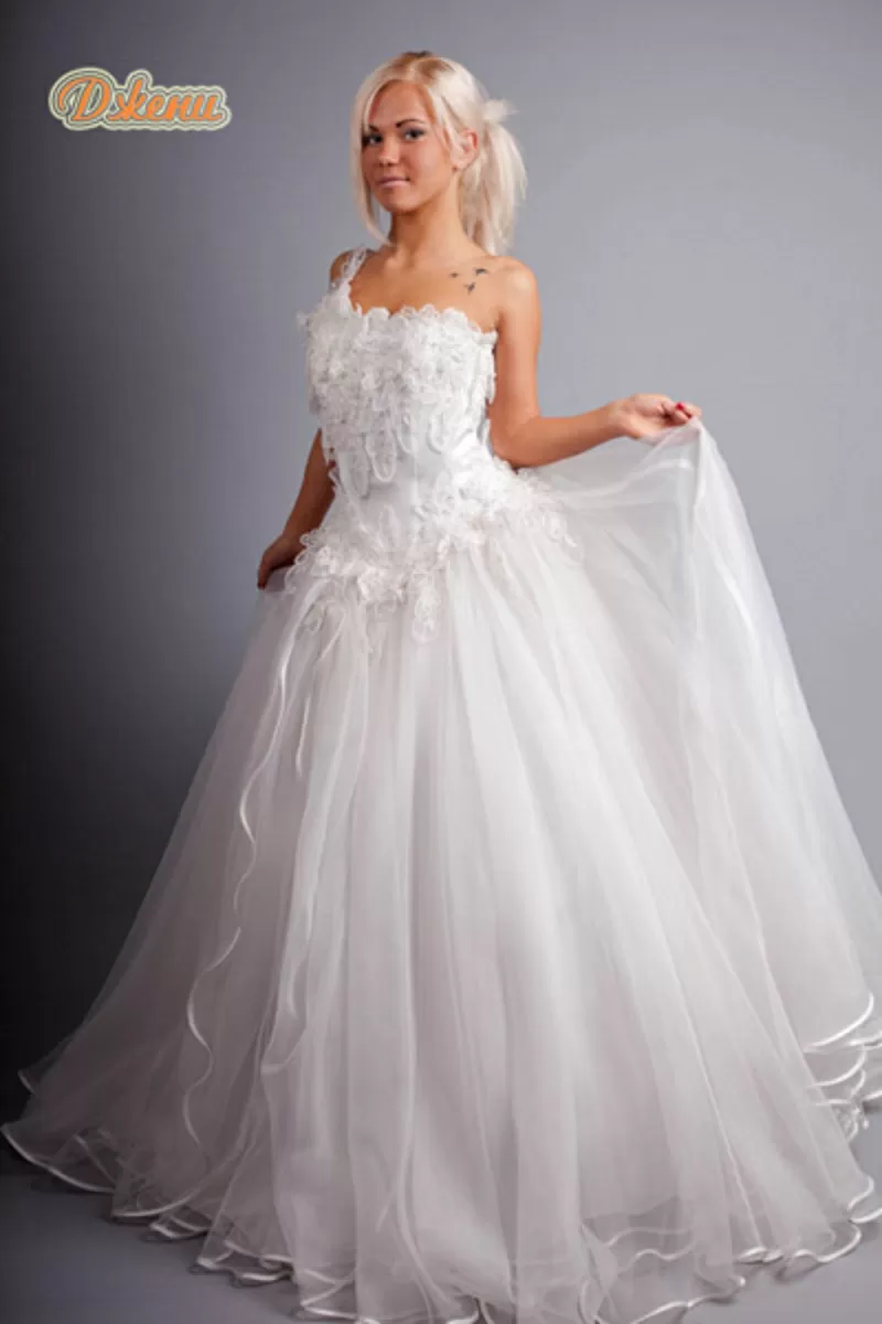 свадебные наряды -невесте платье, жениху смокинг и фрак 93