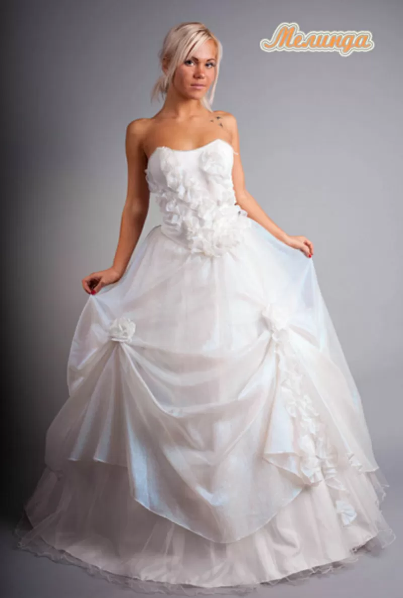 свадебные наряды -невесте платье, жениху смокинг и фрак 100