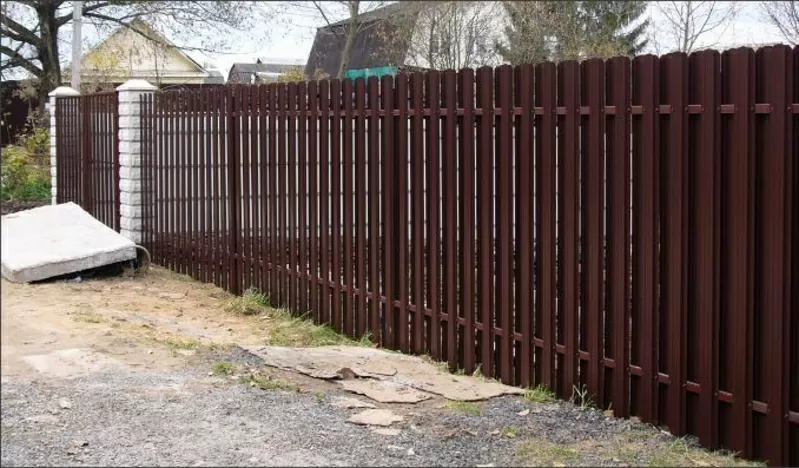 Забор из металлического штакетника установка под ключ
