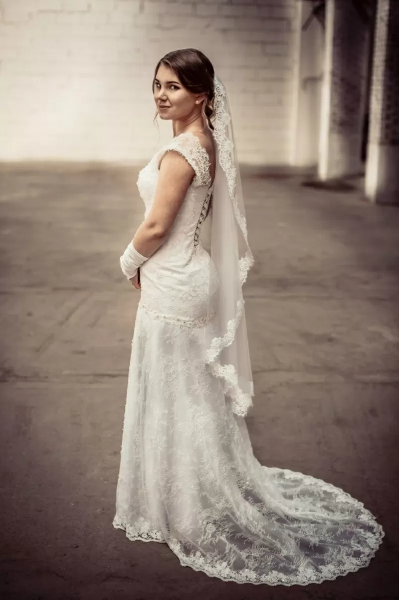 Свадебное кружевное платье со шлейфом продам