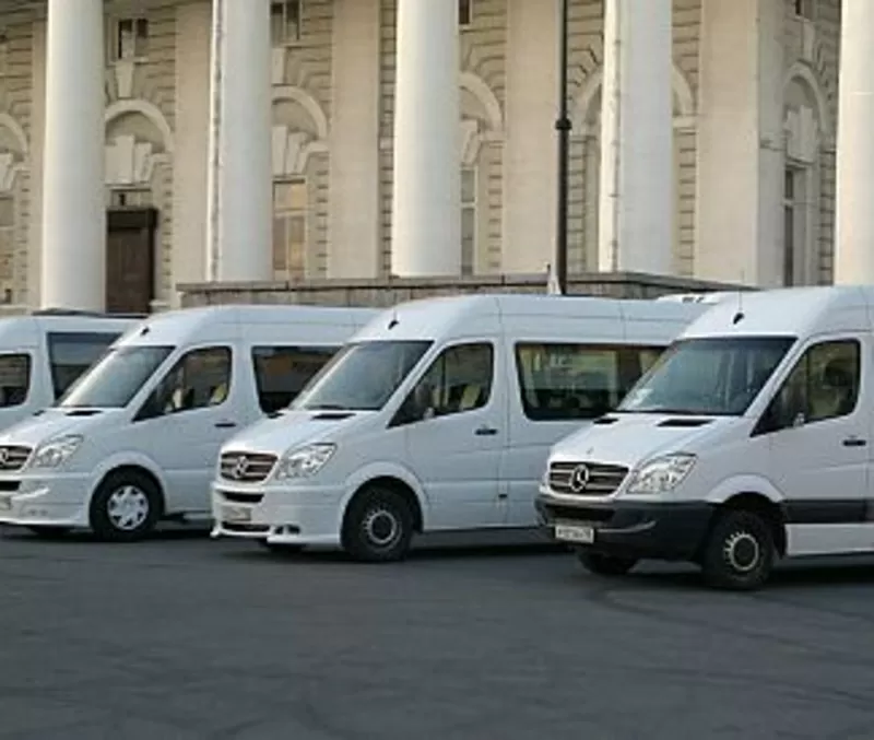 Аккуратный микроавтобус ждет пассажиров в Минске