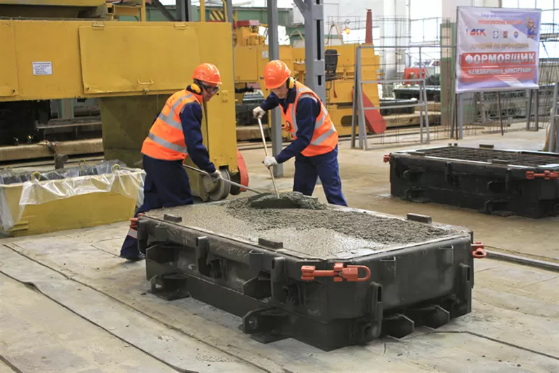 Рабочие на железо-бетонный завод