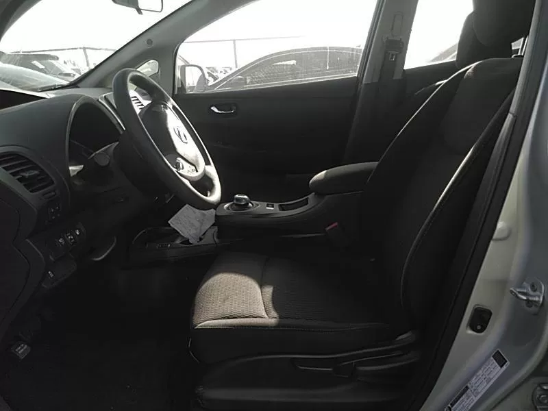 Серый Nissan Leaf S 2017 5