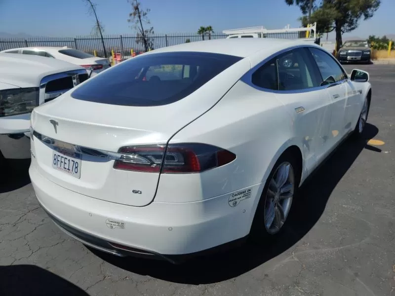 Tesla,  S 60,  2014,  белый. Запас хода от 350 км 2