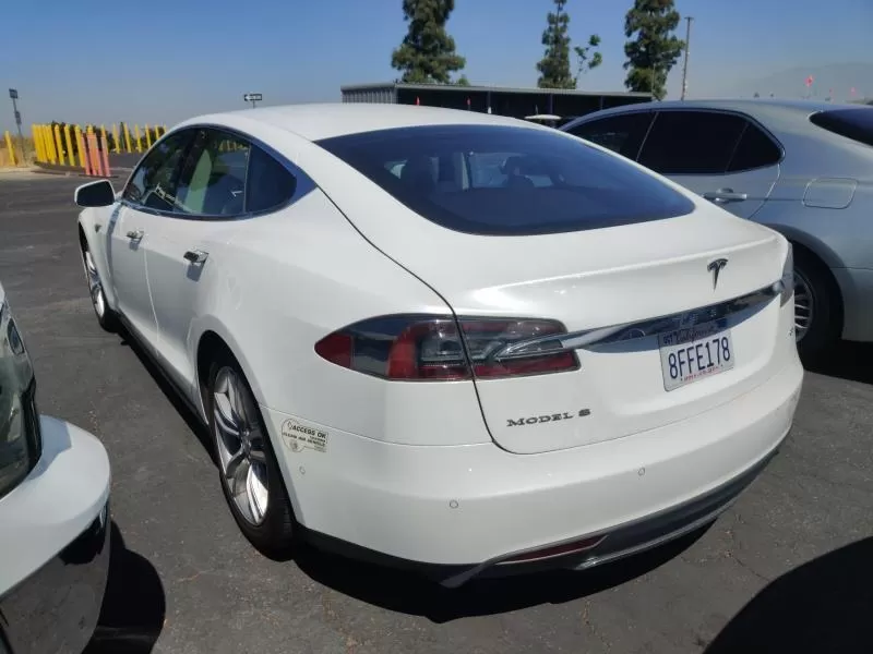 Tesla,  S 60,  2014,  белый. Запас хода от 350 км 4