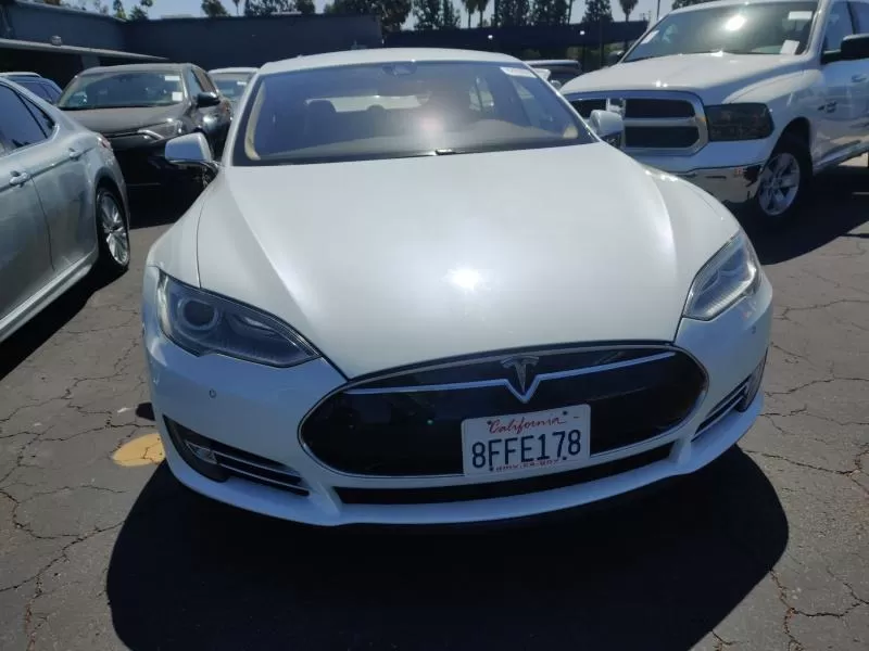 Tesla,  S 60,  2014,  белый. Запас хода от 350 км 7