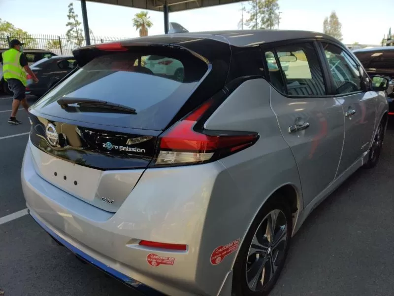Nissan Leaf SV 2018 серебристый металлик 2