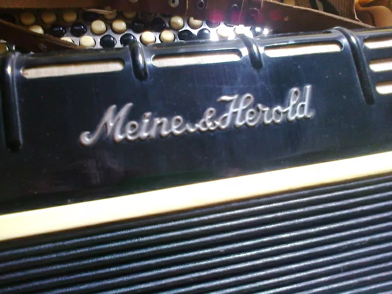 Антикварный трофейный баян (аккордеон) Meinel&Herold 3