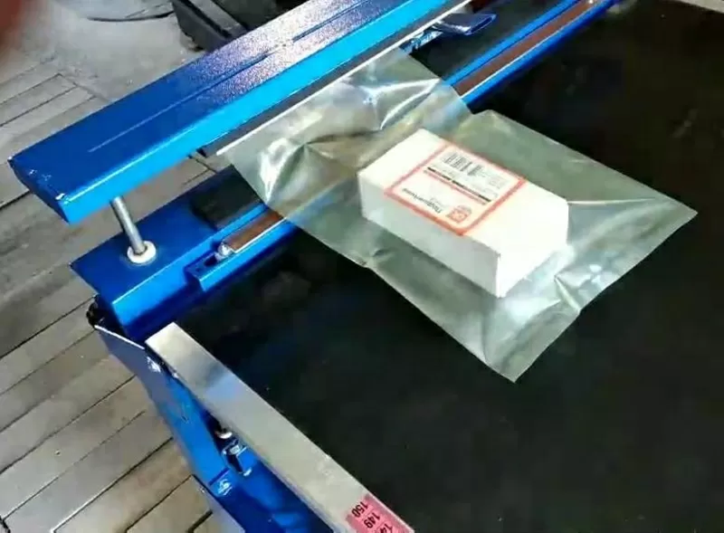 Оборудование для упаковки изделий в пакет с откачкой воздуха 3