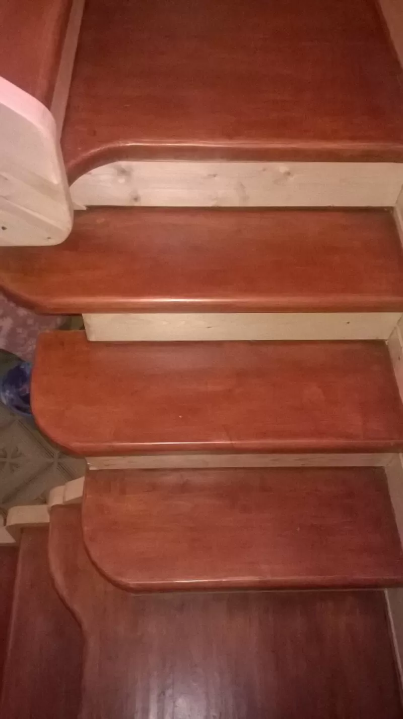 Изготовленные лестниц из массива. 2
