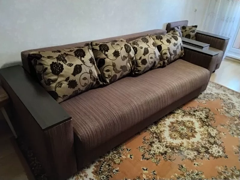 Продам недорого диван с креслом 