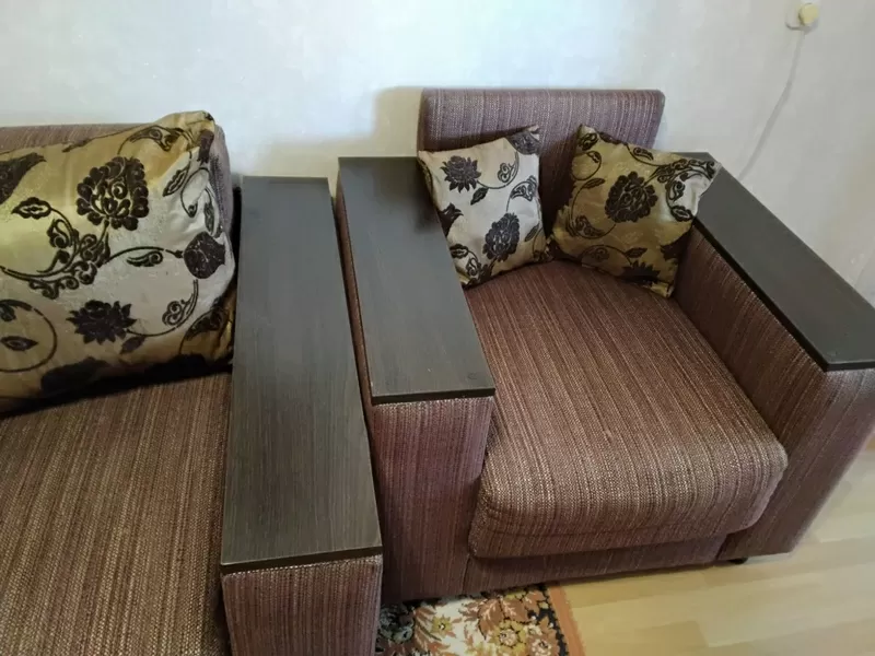 Продам недорого диван с креслом  2
